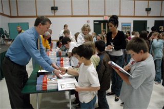 Rotary gives free dictionaries to Marysville third-graders