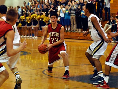 Sophomore guard Michael Painter passes to a teammate during the final regular season game against the Everett Seagulls on Thursday